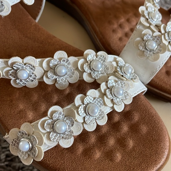 White flat sandals - Picture 2 of 5